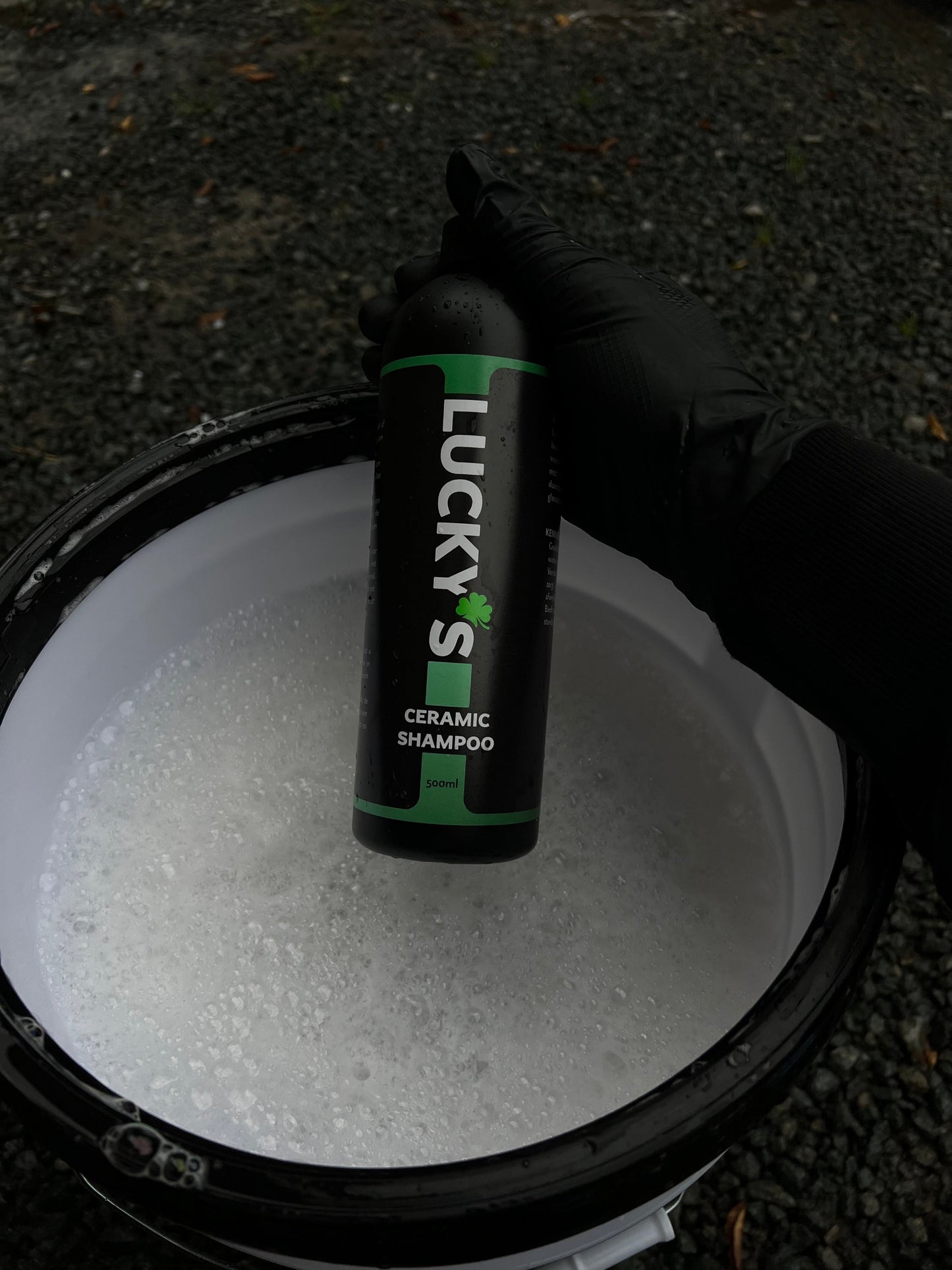 Lucky’s Ceramic Shampoo (500ml) ready to be poured into a bucket – a powerful 2-in-1 formula that cleans and protects in one step. Infused with SiO2 particles, it removes dirt while enhancing gloss and hydrophobic properties, ensuring long-lasting protection for your vehicle.