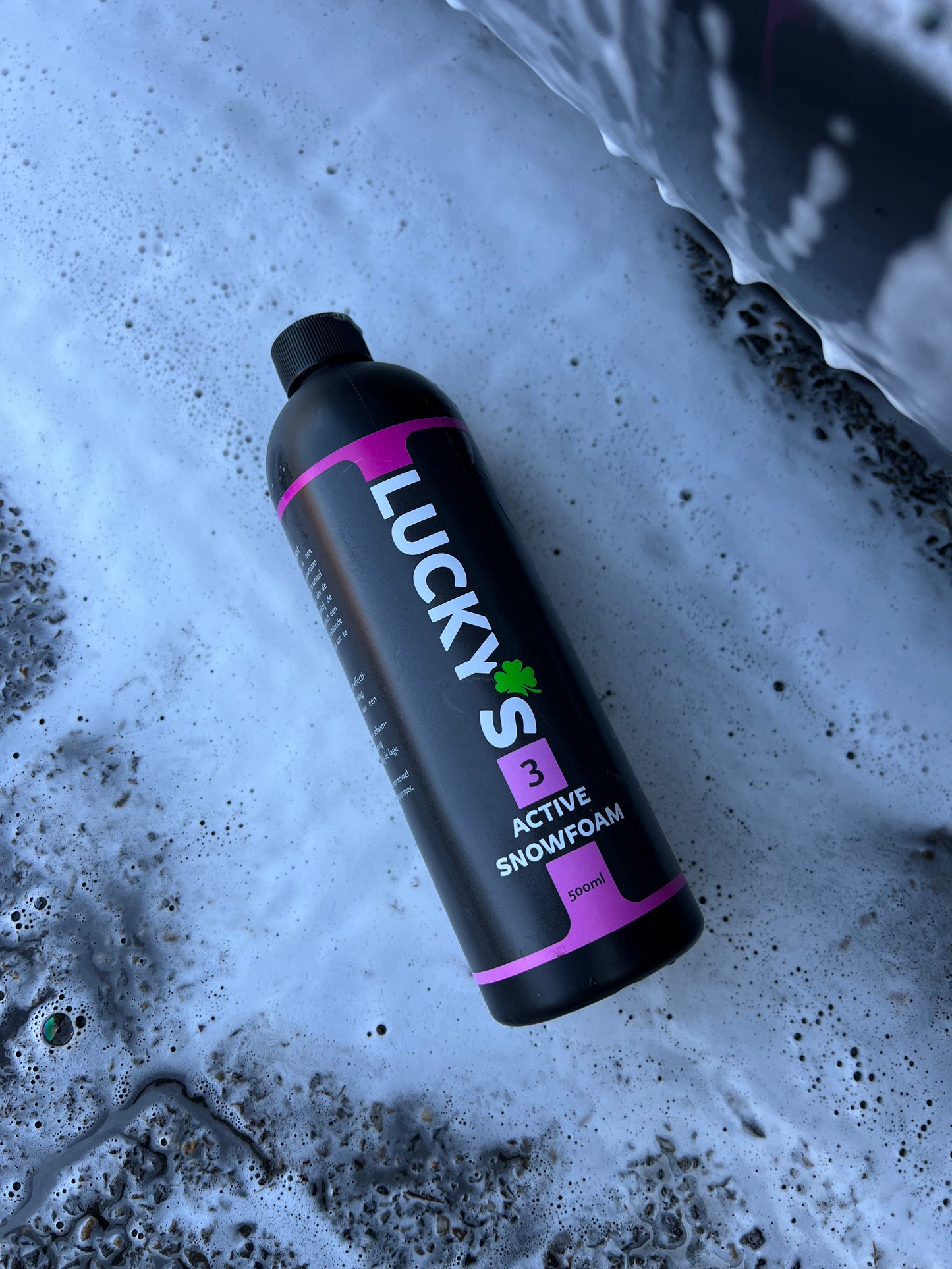 Lucky’s Active Snow Foam (500ml) surrounded by thick foam – the ultimate pre-wash solution. This high-foaming formula clings to the surface, breaking down dirt and grime for a safe, scratch-free wash. Perfect for achieving a deep clean with ease!