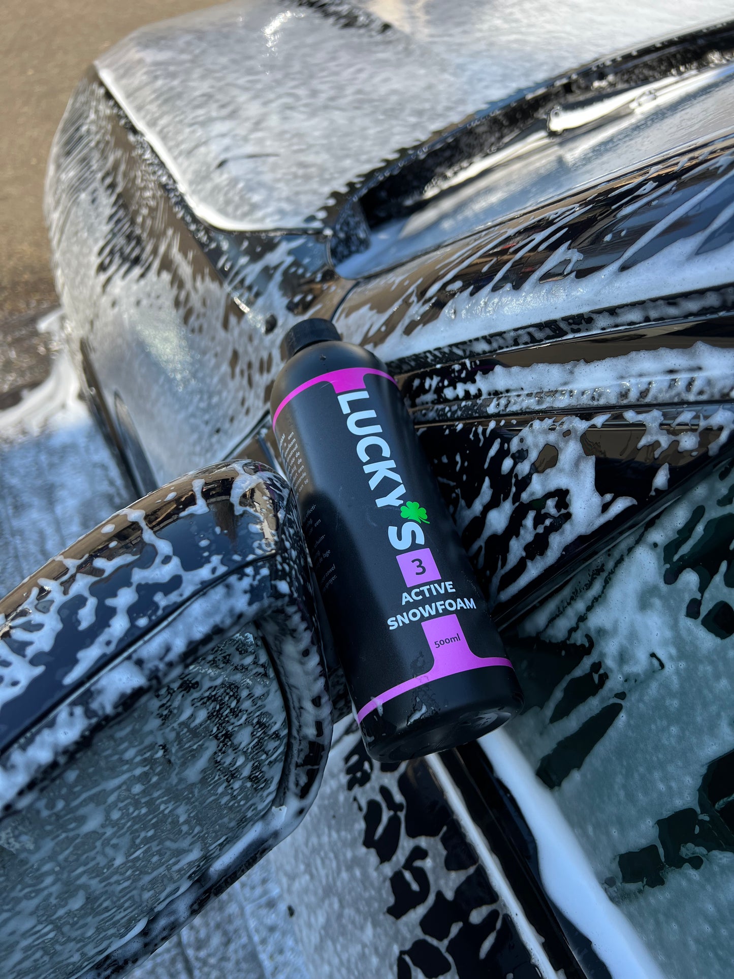 Lucky’s Active Snow Foam (500ml) surrounded by thick foam – the ultimate pre-wash solution. This high-foaming formula clings to the surface, breaking down dirt and grime for a safe, scratch-free wash. Perfect for achieving a deep clean with ease!