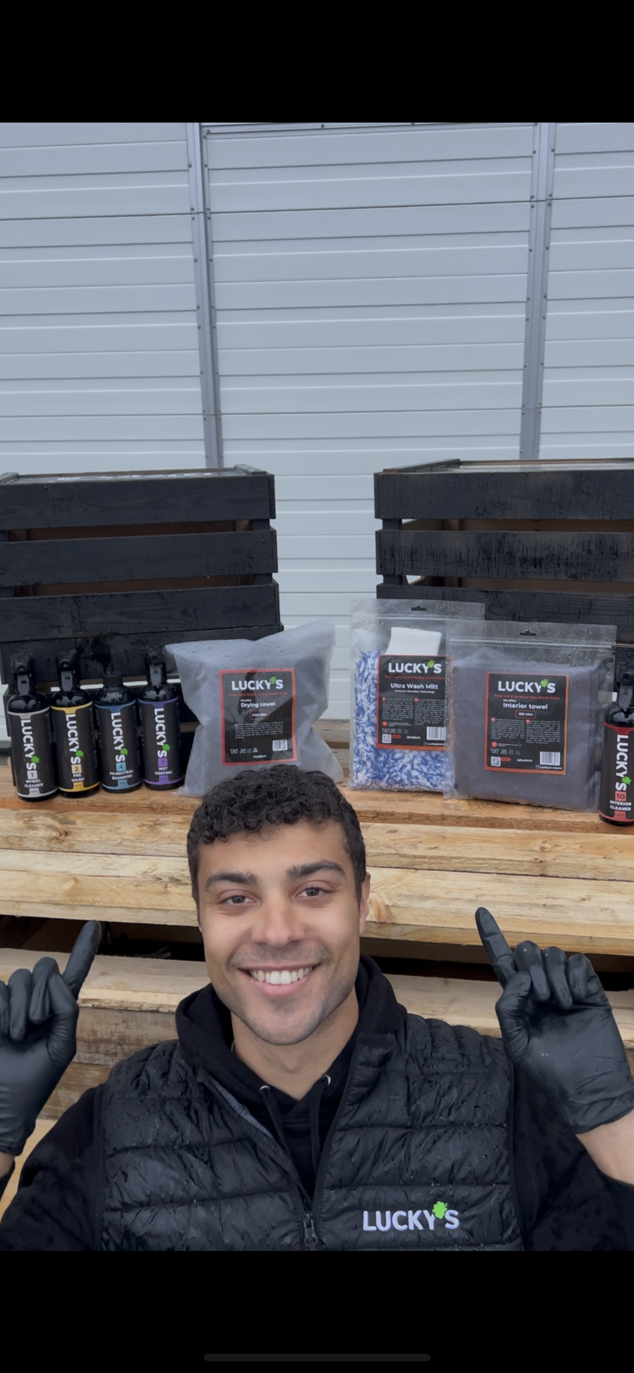 Describes the appearance of the image