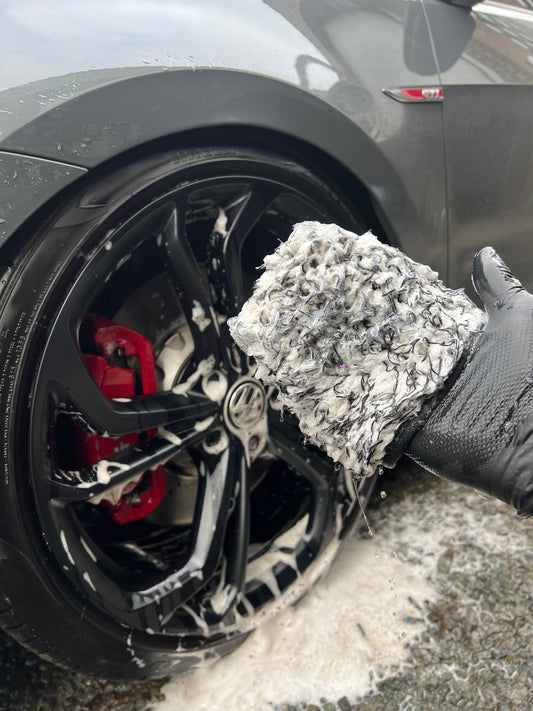 Soft mini microfiber wheel cleaning mitt designed for gentle and effective rim cleaning. Easy to use on difficult te reach spaces.