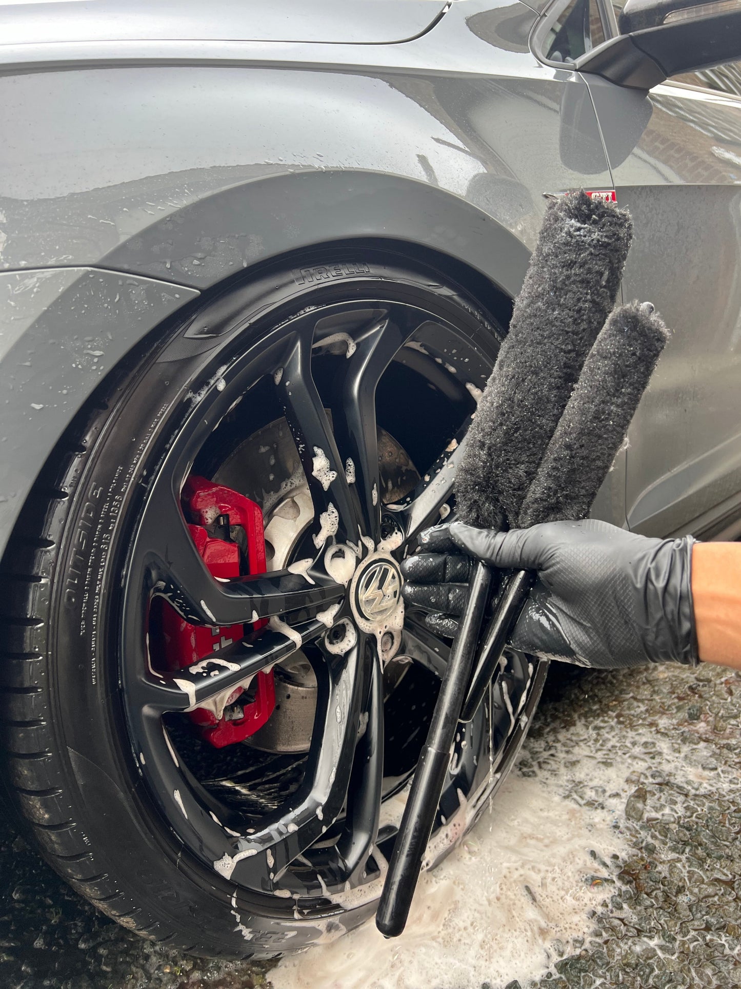 High-quality black soft pluffy wheel cleaning brushes designed for safe and efficient cleaning of intricate rims.