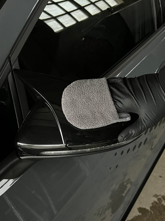 High-precision and quality applicator glove for evenly spreading coatings on car surfaces.