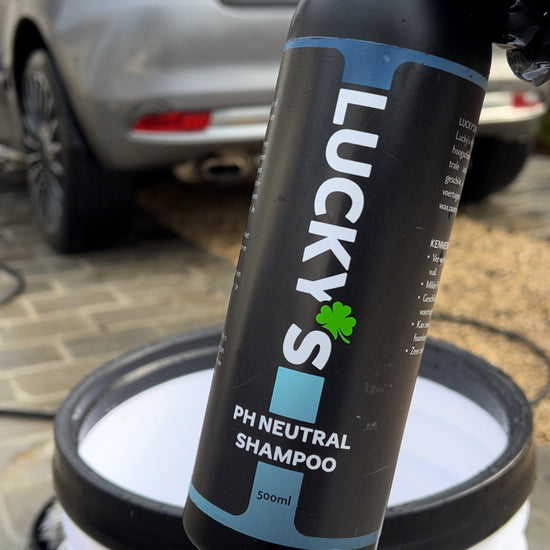 Lucky’s pH Neutral Shampoo (500ml) ready to be poured into a bucket – a high-foaming, gentle car shampoo that safely lifts dirt and grime without damaging coatings or wax layers. Its pH-balanced formula ensures a scratch-free wash while being safe for all vehicle surfaces, including ceramic-coated paint.