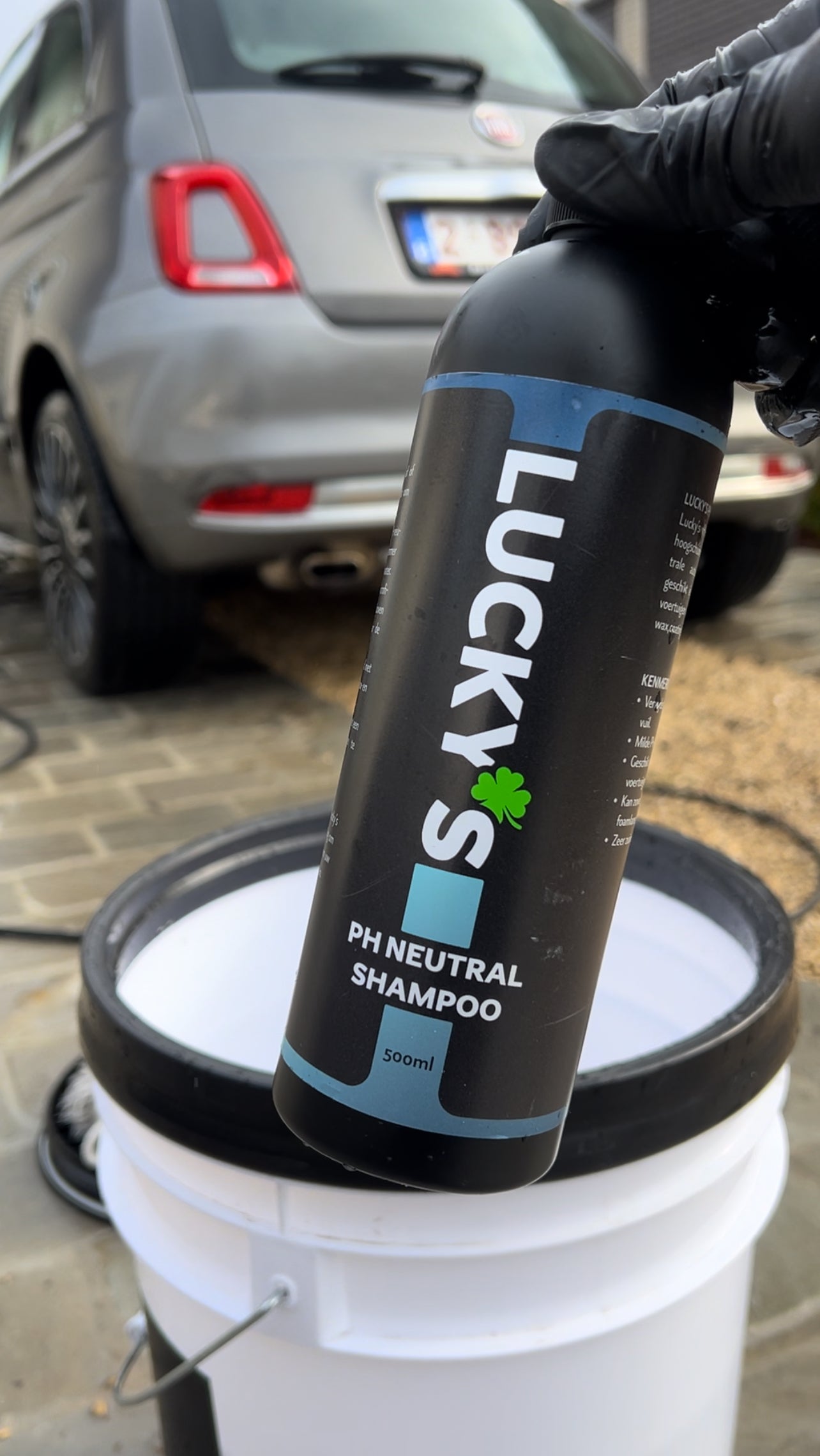 Lucky’s pH Neutral Shampoo (500ml) ready to be poured into a bucket – a high-foaming, gentle car shampoo that safely lifts dirt and grime without damaging coatings or wax layers. Its pH-balanced formula ensures a scratch-free wash while being safe for all vehicle surfaces, including ceramic-coated paint.
